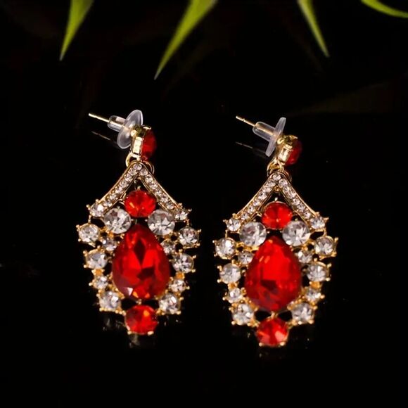 Elegant Rhinestone Red Jewelry Set with V-Shaped Necklace & Dangled Earrings - Picture 2 of 3